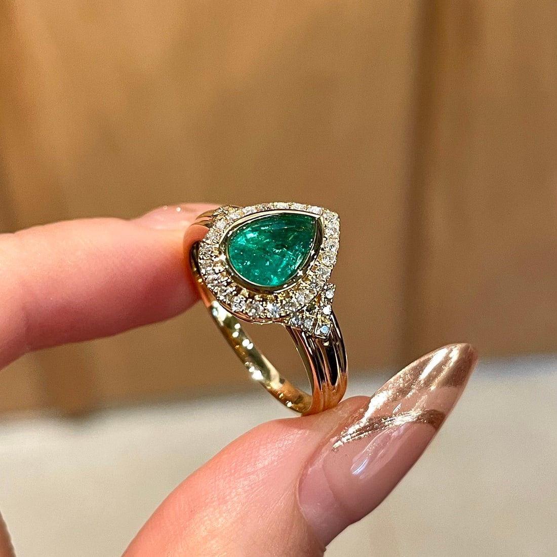 14k Gold 0.54 Ct Vivid Green Natural Emerald & Diamond Ring - 2