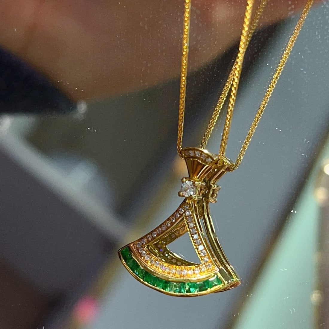 14k Gold 0.80 Ct Vivid Green Natural Emerald & Diamond & Sapphire Necklace - 2