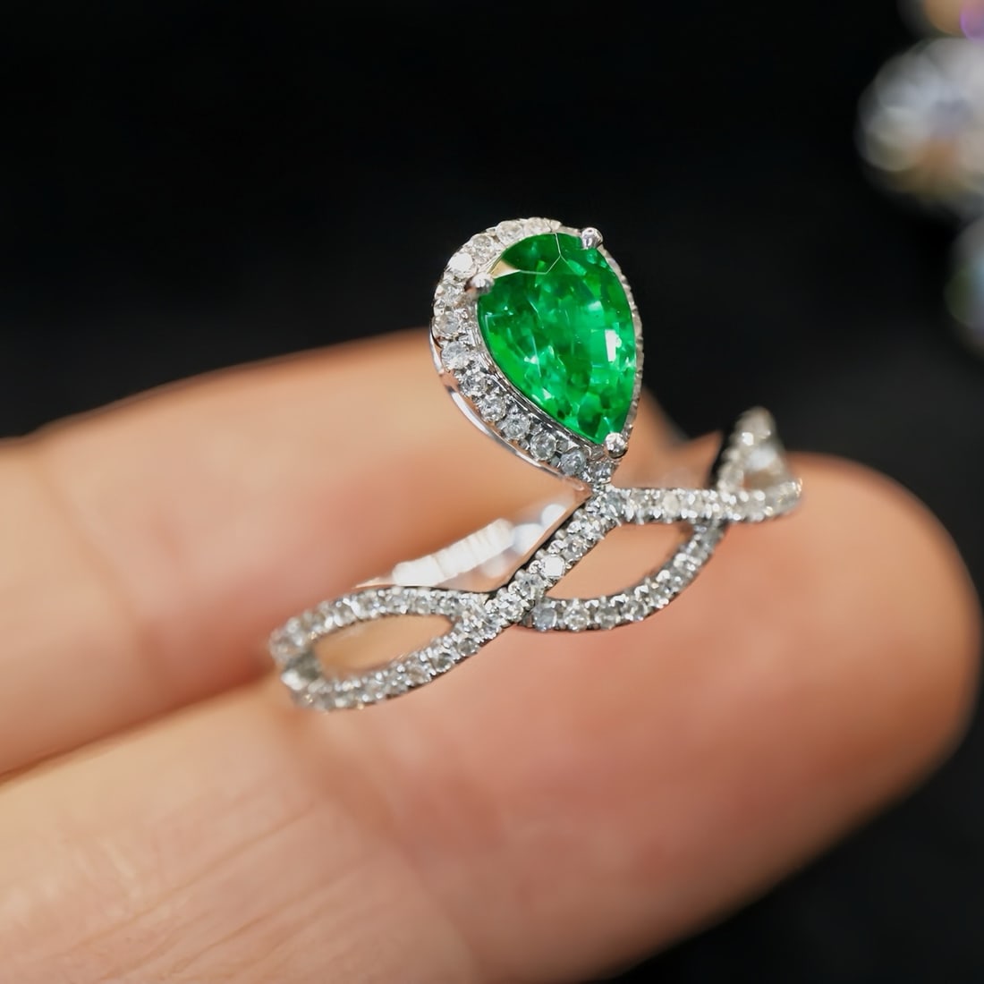 14k Gold 0.73 Ctw Vivid Green Natural Emerald & Diamond Ring - 2