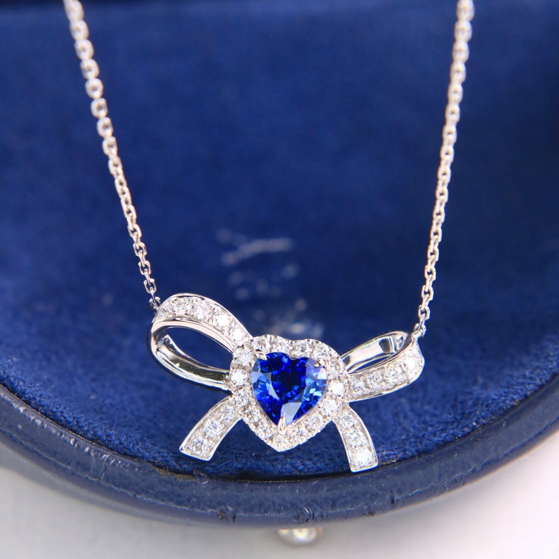 14k Gold 0.77 Ctw Natural Sapphire & Diamond Necklace: Ref:231110327 // gold content:14k gold // main gemstone:sapphire // shape:heart // carat weight:0. 57ct // color:blue // treatment:natural // // adjacent gemstone 2 : diamond // shape:round //