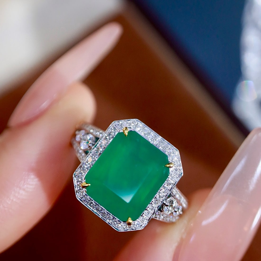 14k Gold 4.16 Ctw Natural Emerald & Diamond Ring: Ref:231111114 // gold content:14k gold // ring size:7. 25us // // main gemstone:emerald // shape:octagonal // carat weight:3. 87ct // color:green // treatment:natural // // adjacent gemstone 2 :