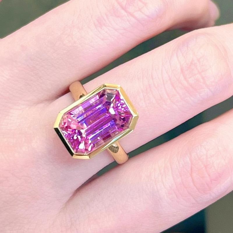 14k Gold 8.50 Ct Natural Kunzite Ring: Ref:231111131 // gold content:14k gold // ring size:7. 25us // // main gemstone:kunzite // shape:octagonal // carat weight:8. 50ct // color:purple // treatment:natural // Condition: NewLow