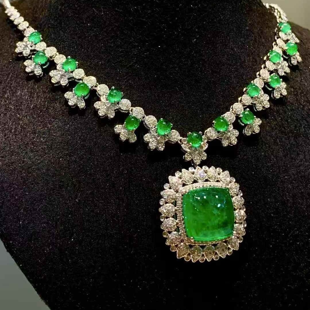 14k Gold 9.5 Ct Vivid Green Natural Emerald & Diamond Necklace - 2