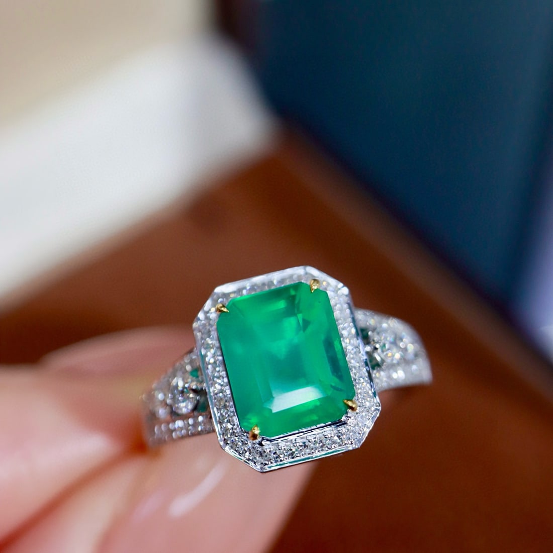 14k Gold 2.10 Ctw Natural Emerald & Diamond Ring - 4