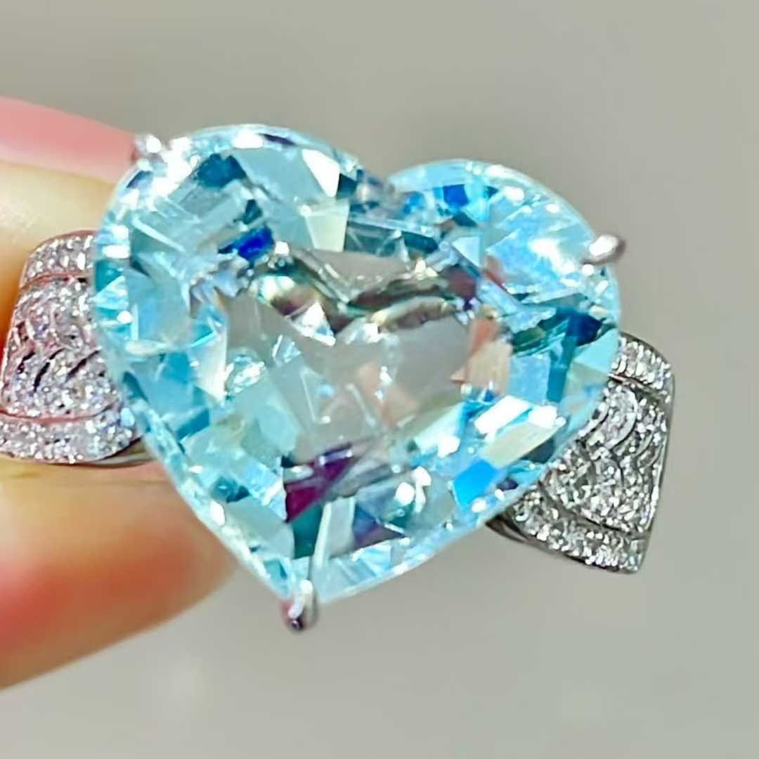 14k Gold 5.28 Ct Natural Aquamarine & Diamond Ring: Ref:231111174 // gold content:14k gold // ring size:7. 25us // // main gemstone:aquamarine // shape:heart // carat weight:5. 28ct // color:blue // treatment:natural // // adjacent gemstone 2 :