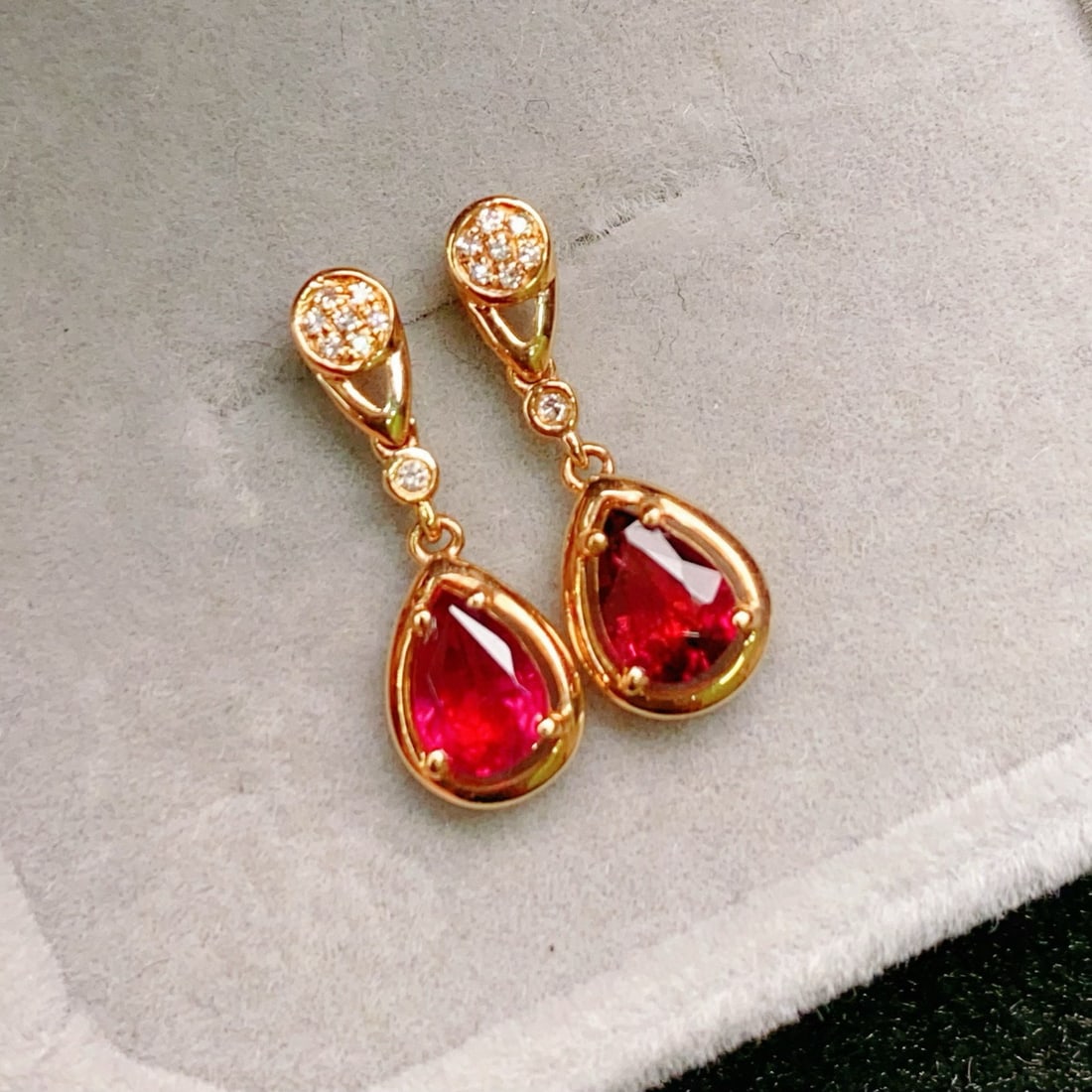 14k Gold 0.75 Ctw Natural Tourmaline & Diamond Earrings: Ref:231111178 // gold content:14k gold // main gemstone:tourmaline // shape:pear // carat weight:0. 7ct // color:red // treatment:natural // // adjacent gemstone 2 : diamond // number of stones:16 //