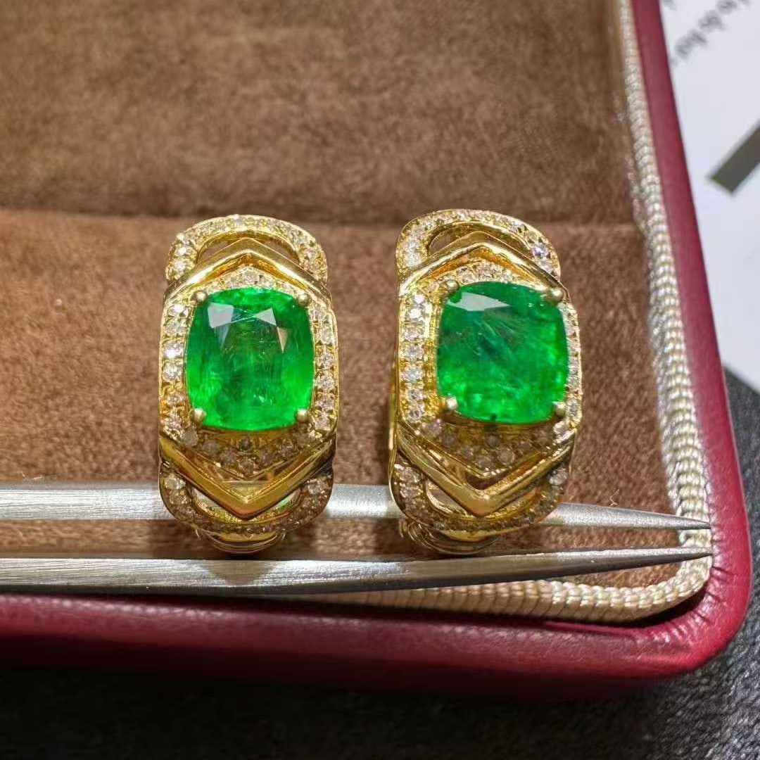 14k Gold 2.07 Ctw Vivid Green Natural Emerald & Diamond Earrings: Ref:231111239 // gold content:14k gold // main gemstone:emerald // shape:cushion // carat weight:1. 77ct // color:vivid green // treatment:natural // // adjacent gemstone 2 : diamond // shape:round