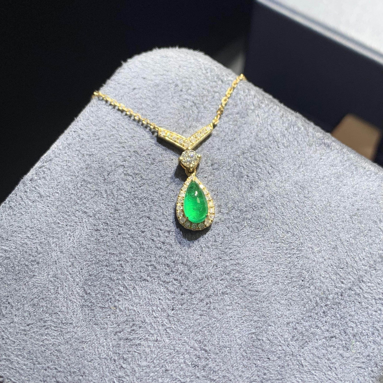 14k Gold 0.70 Ctw Vivid Green Natural Emerald & Diamond Necklace: Ref:231112018 // gold content:14k gold // main gemstone:emerald // shape:pear // carat weight:0. 45ct // color:vivid green // treatment:natural // // adjacent gemstone 2 : diamond // shape:round //