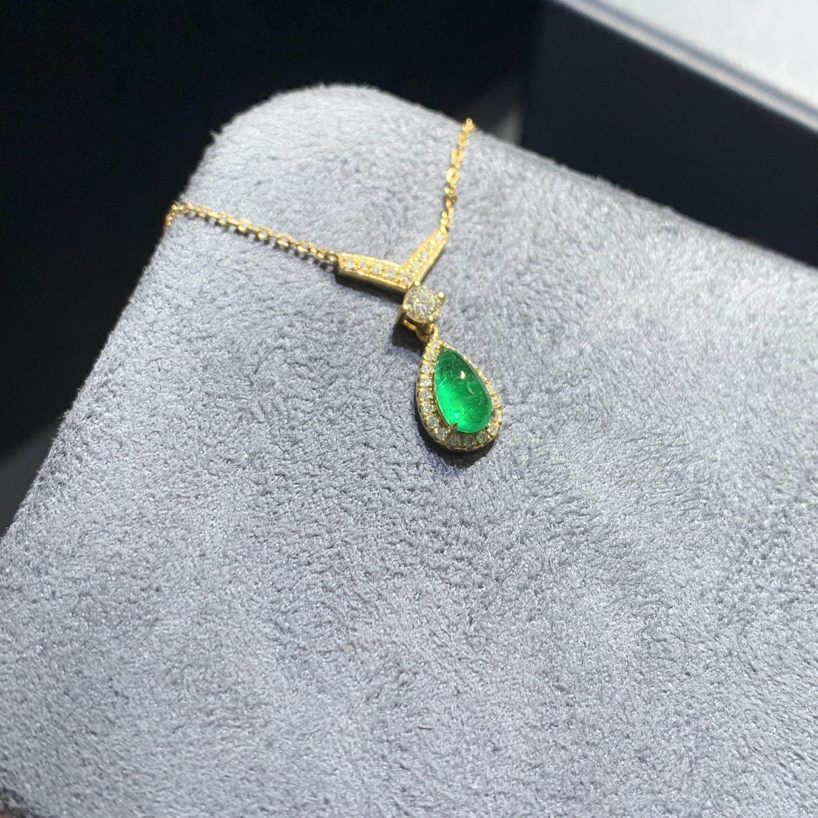 14k Gold 0.70 Ctw Vivid Green Natural Emerald & Diamond Necklace - 2