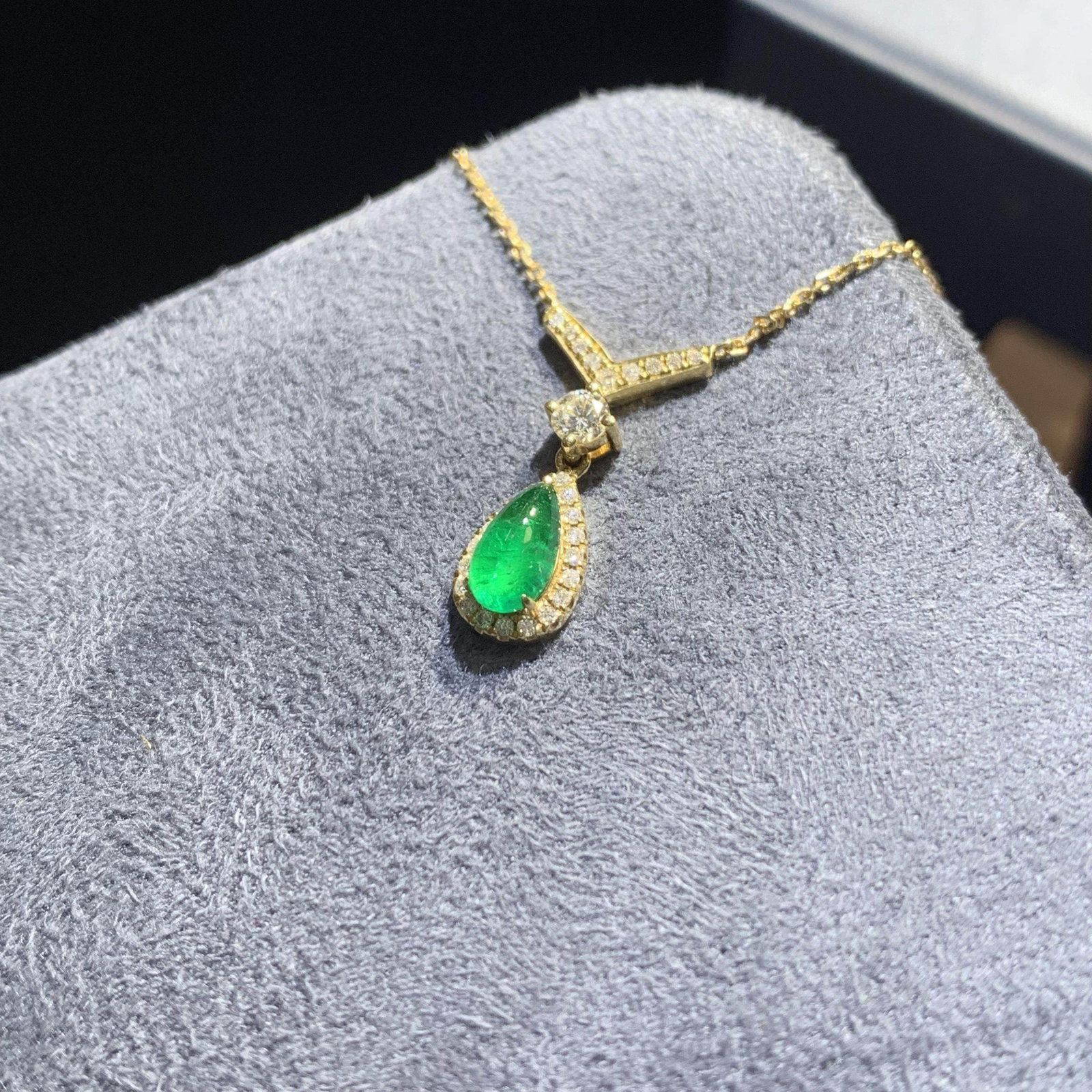 14k Gold 0.70 Ctw Vivid Green Natural Emerald & Diamond Necklace - 3