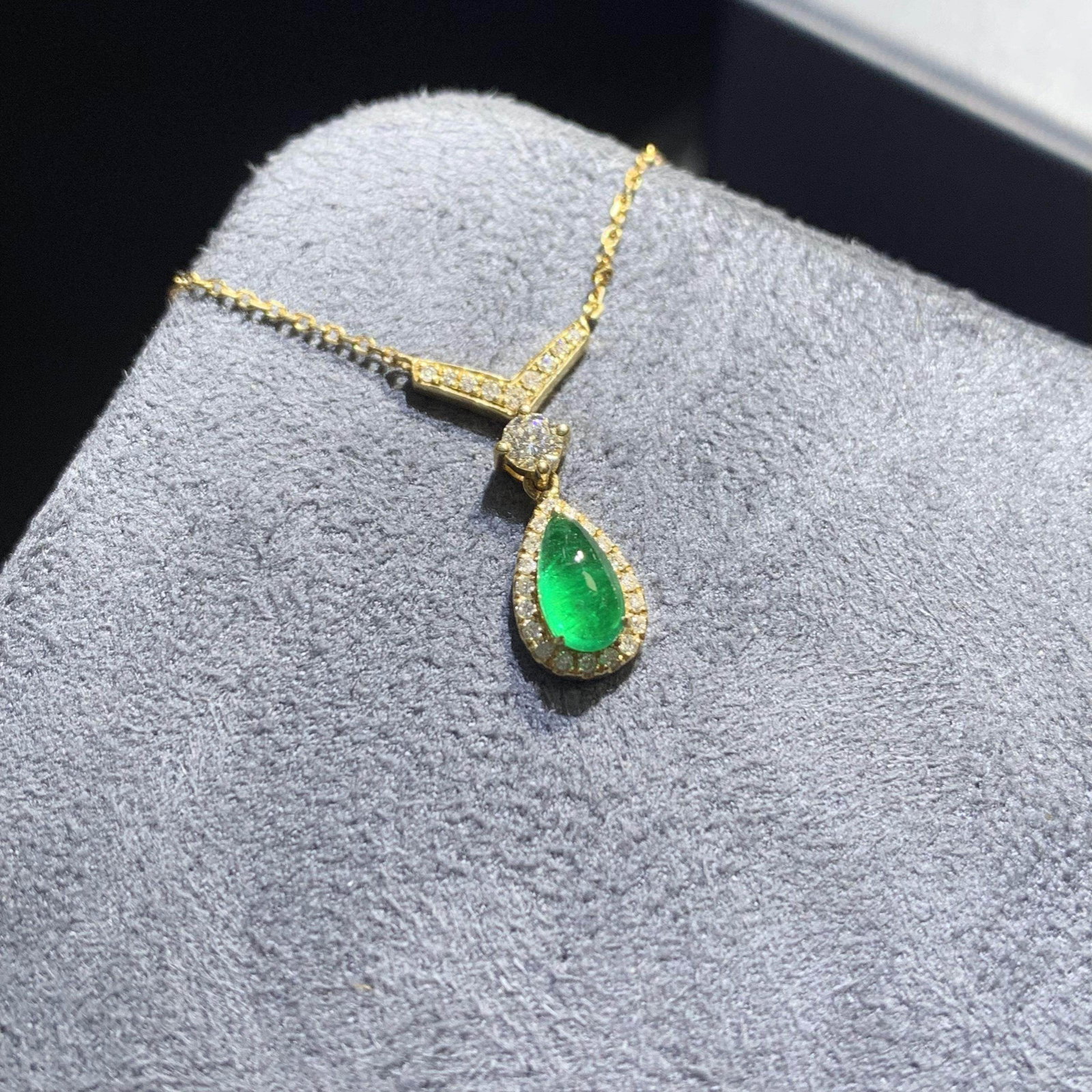 14k Gold 0.70 Ctw Vivid Green Natural Emerald & Diamond Necklace - 4