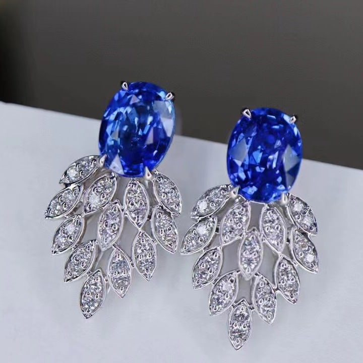 14k Gold 2 Ct Natural Sapphire & Diamond Earrings: Ref:231112027 // gold content:14k gold // main gemstone:sapphire // shape:oval // carat weight:2ct // color:blue // treatment:natural // // adjacent gemstone 2 : diamond // shape:round // clarity