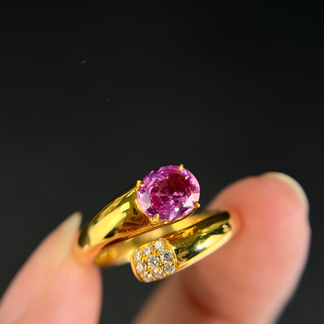 14k Gold 1.19 Ctw Natural Padparadscha Sapphire & Diamond Ring: Ref:231112064 // gold content:14k gold // ring size:7. 25us // // main gemstone:padparadscha sapphire // shape:oval // carat weight:1. 10ct // color:orangish pink // treatment:natural // // adjacent g