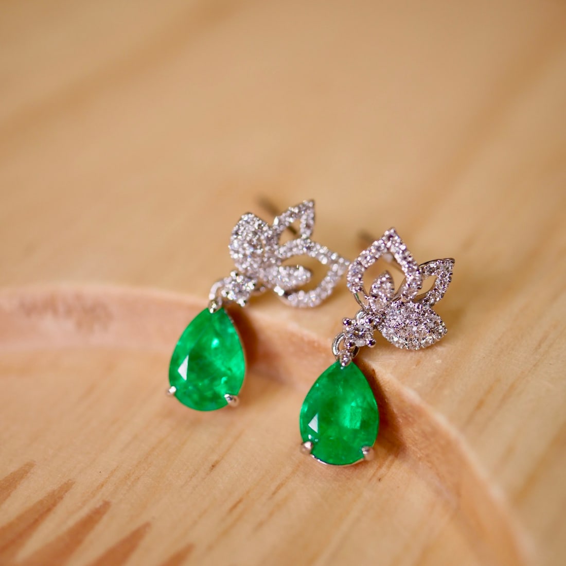 14k Gold 1.59 Ctw Vivid Green Natural Emerald & Diamond Earrings: Ref:231112077 // gold content:14k gold // main gemstone:emerald // shape:pear // carat weight:1. 4ct // color:vivid green // treatment:natural // // adjacent gemstone 2 : diamond // shape:round //