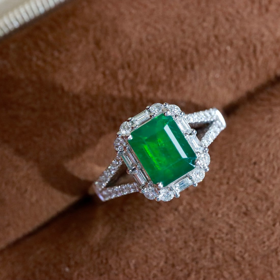 14k Gold 1.62 Ctw Vivid Green Natural Emerald & Diamond Ring - 3