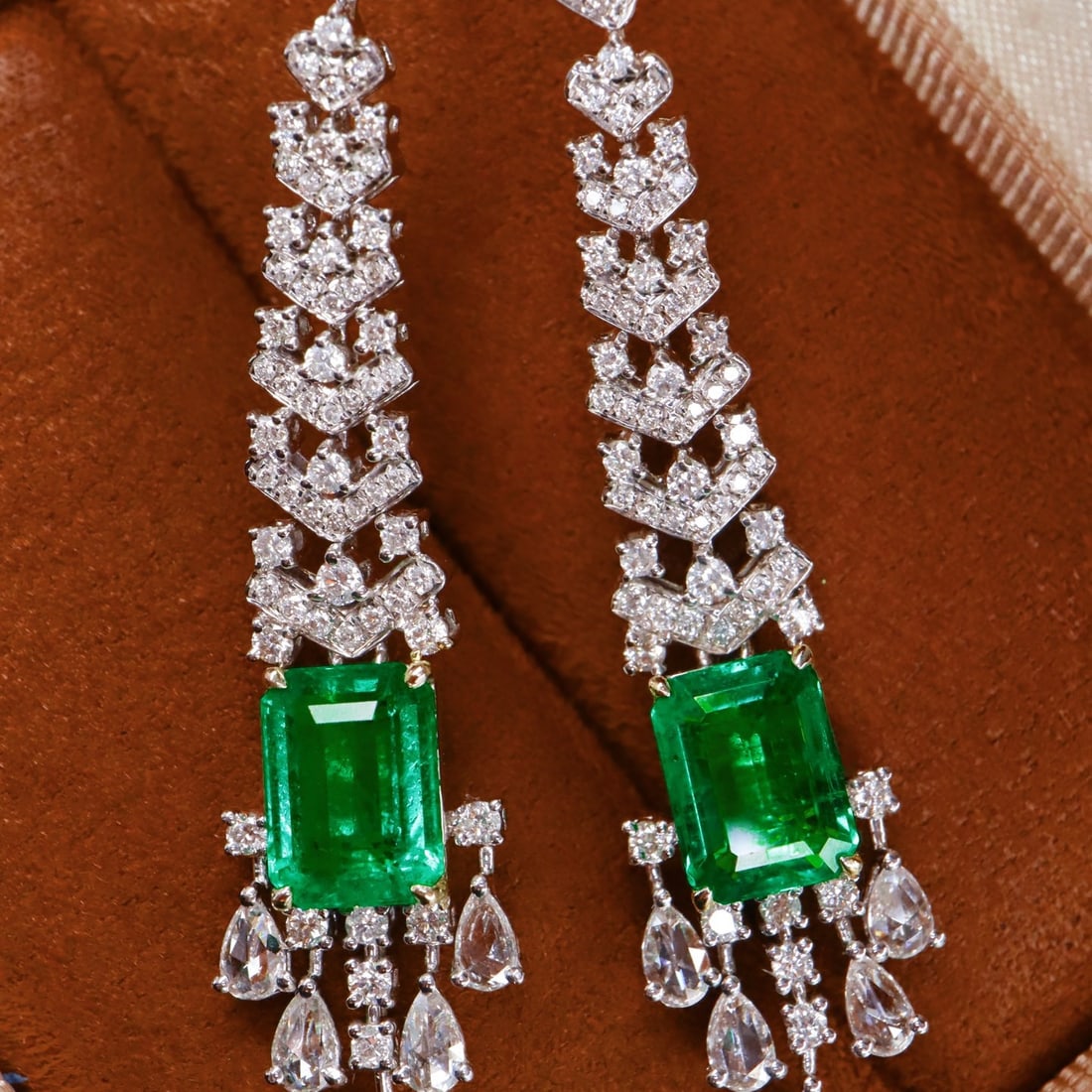 14k Gold 5.24 Ctw Vivid Green Natural Emerald & Diamond Earrings: Ref:231112253 // gold content:14k gold // main gemstone:emerald // shape:octagonal // carat weight:3. 90ct // color:vivid green // treatment:natural // // adjacent gemstone 2 : diamond //