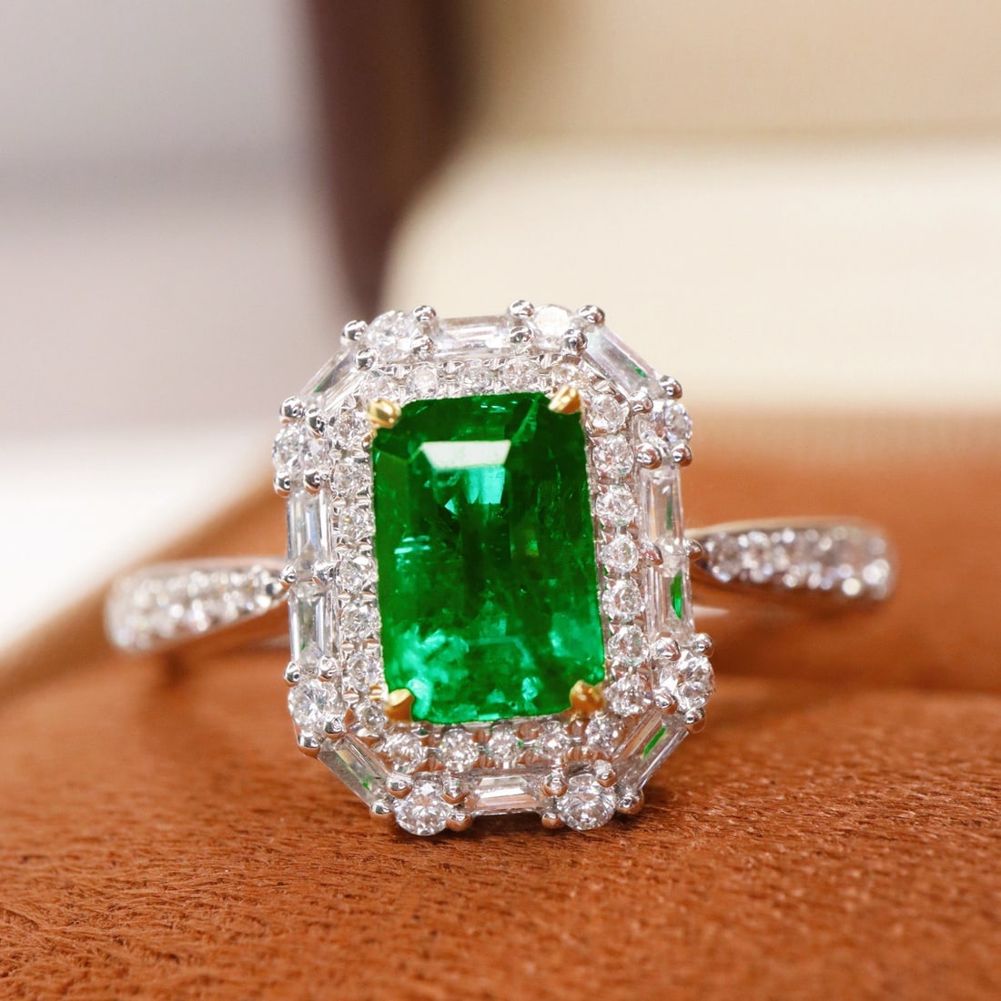 14k Gold 1.35 Ctw Vivid Green Natural Emerald & Diamond Ring - 4