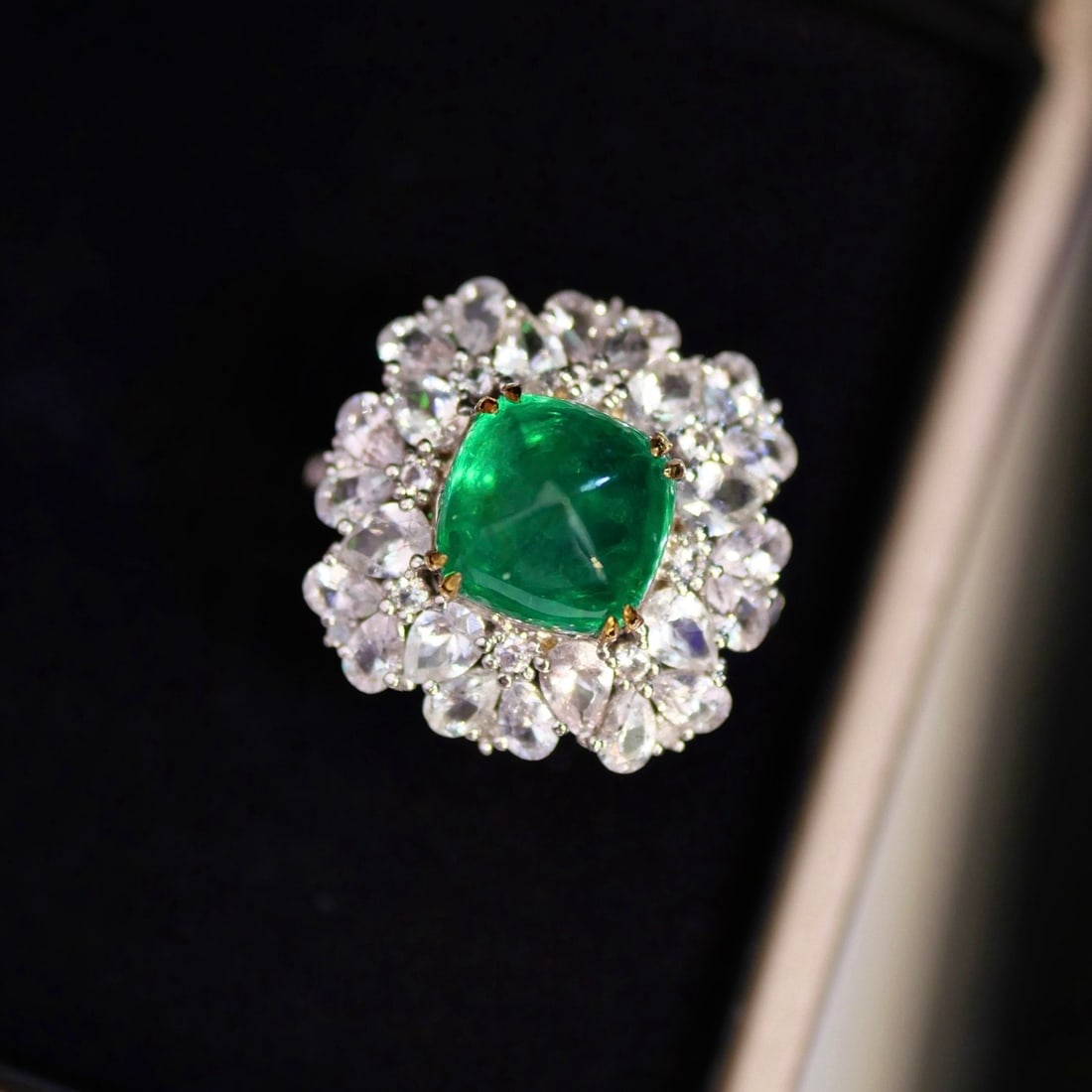 14k Gold 3.0 Ct Vivid Green Natural Emerald & Sapphire Ring - 2