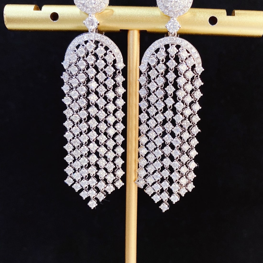 14k Gold 5 Ct Natural H Diamond Earrings: Ref:231112329 // gold content:14k gold // main gemstone:diamond // shape:round // carat weight:5ct // clarity grade:vs-si // color:h // treatment:natural // cut grade:g // Condition: NewLow