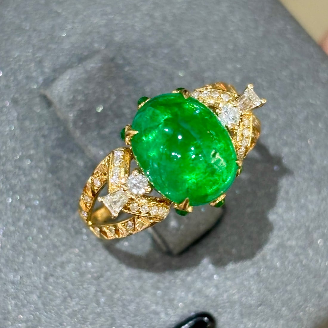 14k Gold 3.1 Ct Vivid Green Natural Emerald & Diamond Ring - 2