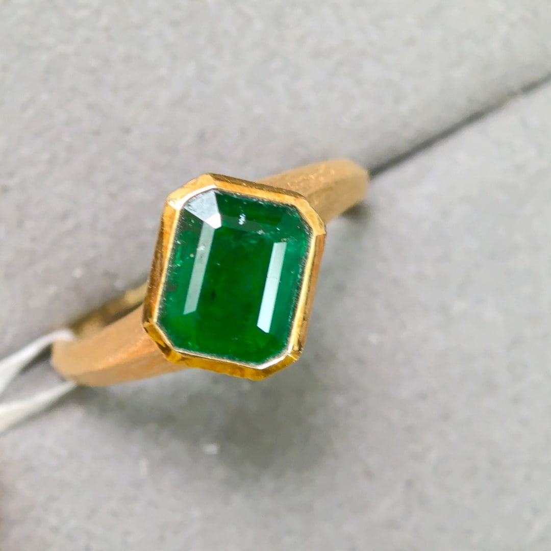 14k Gold 1.59 Ct Vivid Green Natural Emerald Ring - 2