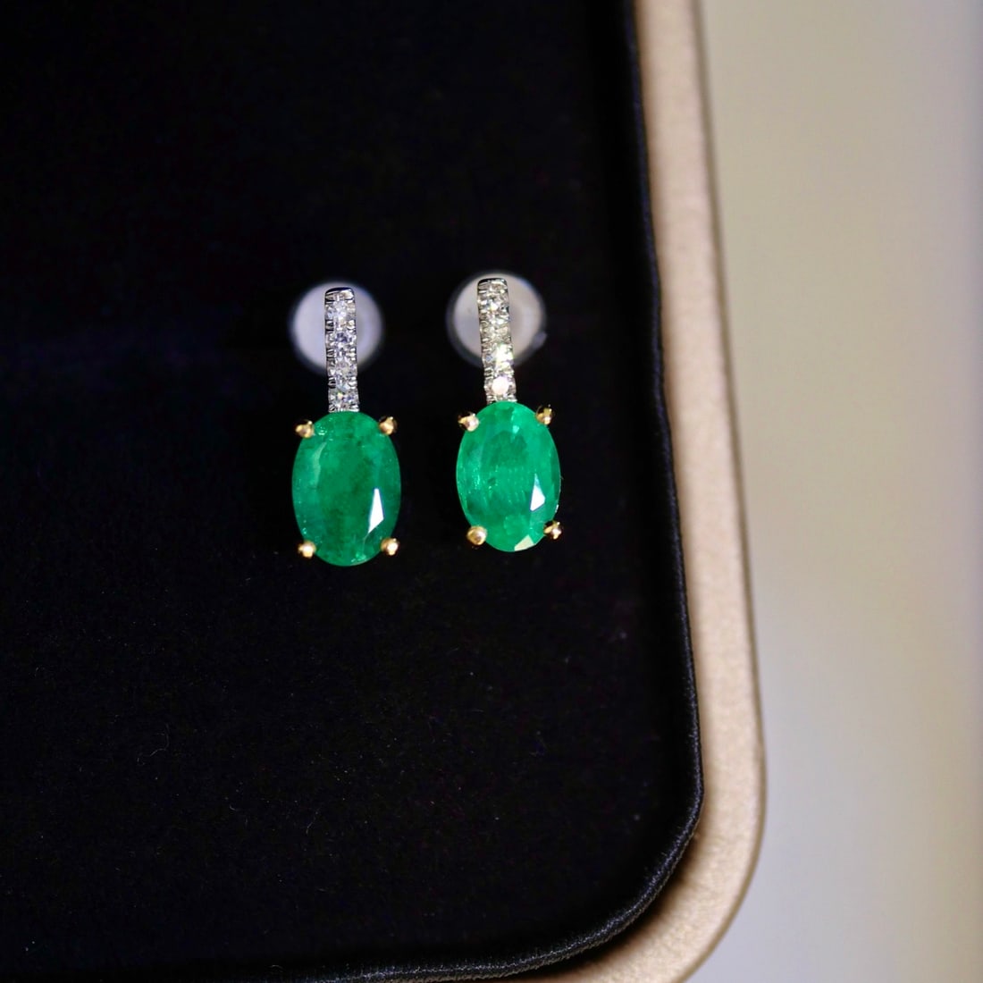 14k Gold 1.02 Ctw Vivid Green Natural Emerald & Diamond Earrings: Ref:231112379 // gold content:14k gold // main gemstone:emerald // shape:oval // carat weight:1. 00ct // color:vivid green // treatment:natural // // adjacent gemstone 2 : diamond // shape:round //