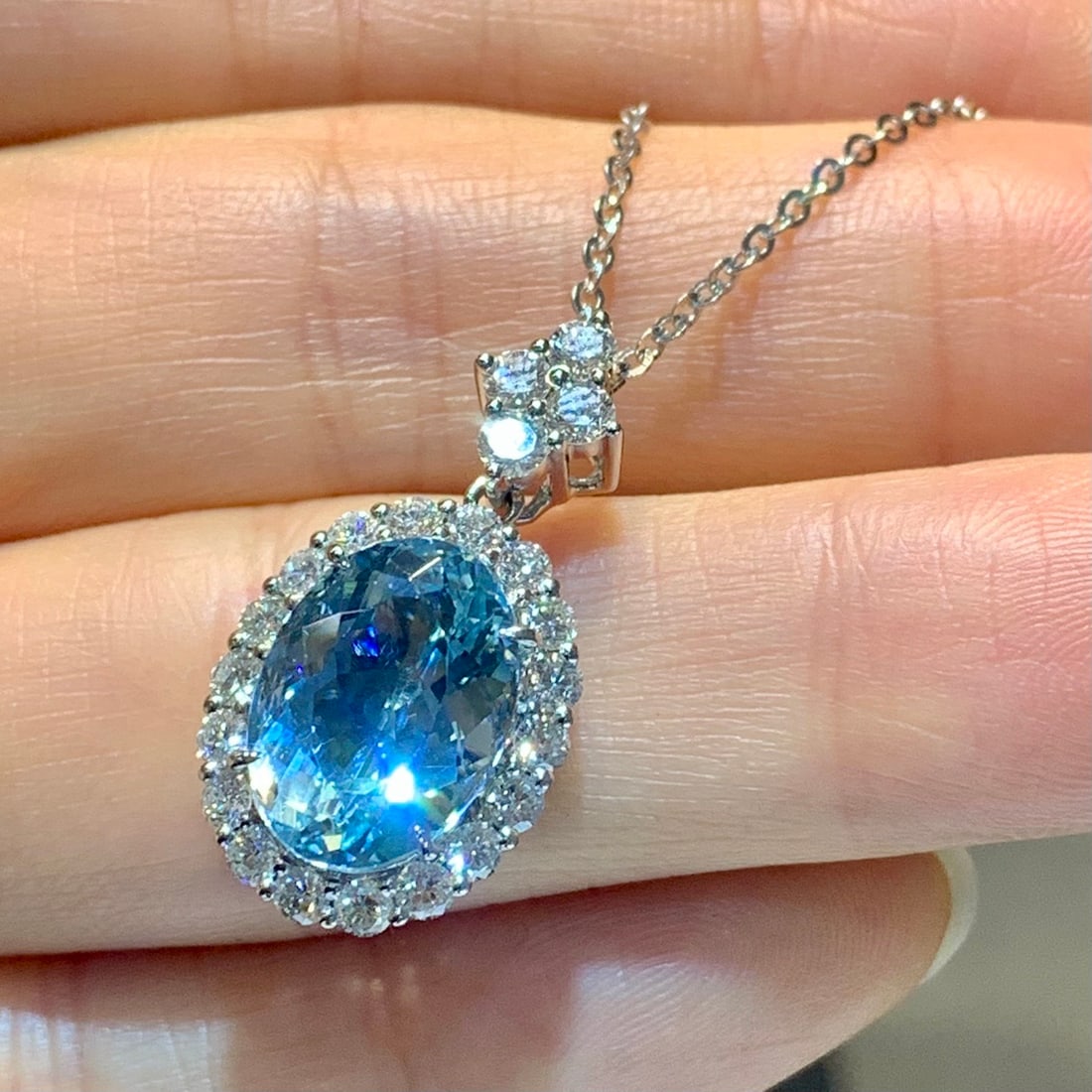 14k Gold 4.98 Ctw Natural Aquamarine & Diamond Pendant( Without Chain ): Ref:231112391 // gold content:14k gold // main gemstone:aquamarine // shape:oval // carat weight:4. 1ct // color:santa maria color // treatment:natural // // adjacent gemstone 2 : diamond // shape:rou