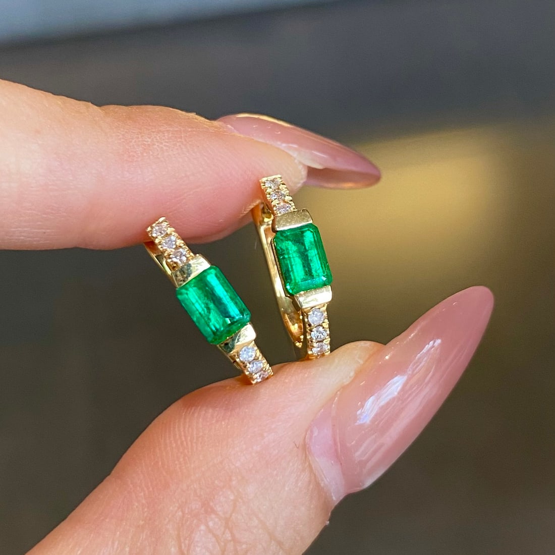 14k Gold 1.30 Ctw Vivid Green Natural Emerald & Diamond Earrings: Ref:231112401 // gold content:14k gold // main gemstone:emerald // shape:octagonal // carat weight:1. 06ct // color:vivid green // treatment:natural // // adjacent gemstone 2 : diamond //