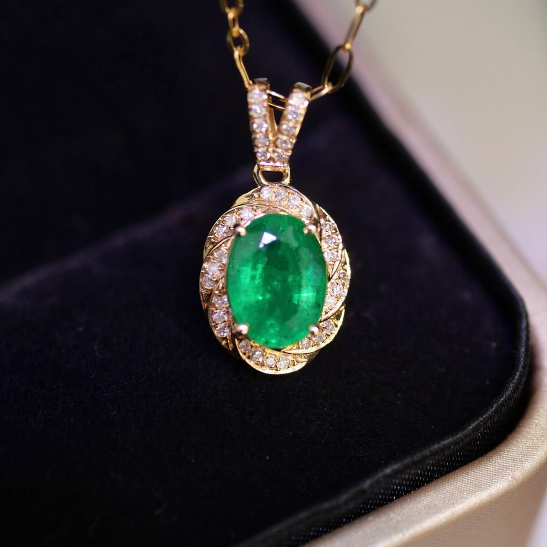 14k Gold 1.18 Ctw Vivid Green Natural Emerald & Diamond Pendant( Without Chain ): Ref:231112415 // gold content:14k gold // main gemstone:emerald // shape:oval // carat weight:1. 10ct // color:vivid green // treatment:natural // // adjacent gemstone 2 : diamond // shape:round //