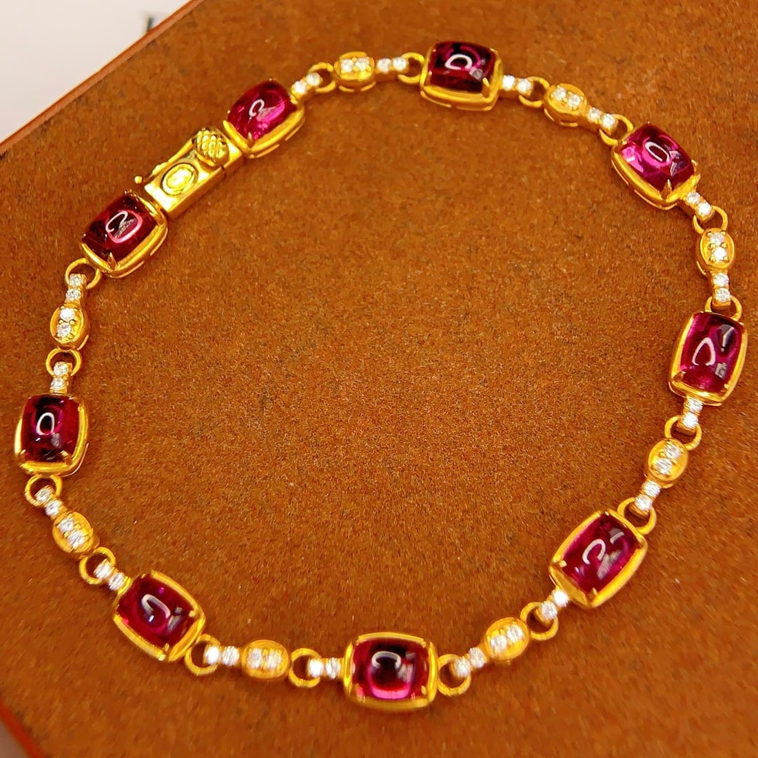 14k Gold 9.22 Ct Natural Tourmaline & Diamond Bracelet: Ref:231112432 // gold content:14k gold // main gemstone:tourmaline // shape:cushion // carat weight:9. 22ct // color:red // treatment:natural // // adjacent gemstone 2 : diamond // number of