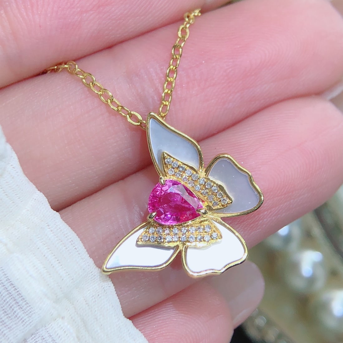 14k Gold 0.63 Ct Natural Padparadscha Sapphire & Diamond Pendant( Without Chain ): Ref:231112439 // gold content:14k gold // main gemstone:padparadscha sapphire // shape:pear // carat weight:0. 63ct // color:orangish pink // treatment:natural // // adjacent gemstone 2 : diamond