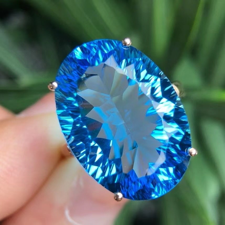 14k Gold 16.60 Ct Natural Topaz & Diamond Ring: Ref:230935017 // gold content:14k gold // ring size:7. 25us // // main gemstone:topaz // shape:oval // carat weight:16. 60ct // color:swiss blue // treatment:natural // // adjacent gemstone 2 : diamon