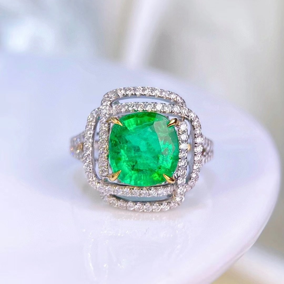 14k Gold 2.87 Ctw Vivid Green Natural Emerald & Diamond Ring: Ref:230935053 // gold content:14k gold // ring size:7. 25us // // main gemstone:emerald // shape:cushion // carat weight:2. 24ct // color:vivid green // treatment:natural // // adjacent gemstone 2