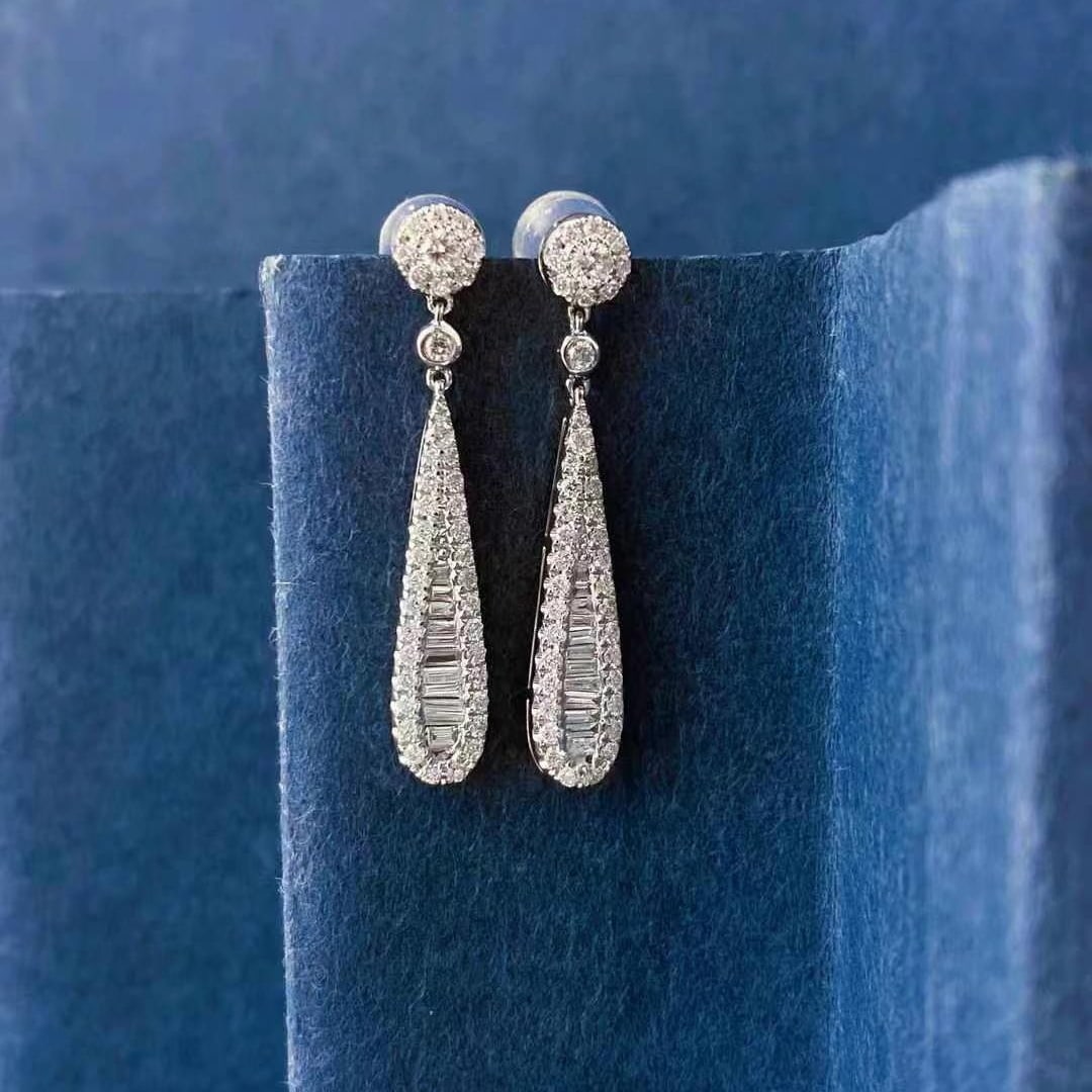 14k Gold 0.7 Ct Natural H Diamond Earrings: Ref:230935057 // gold content:14k gold // main gemstone:diamond // shape:multiply // carat weight:0. 7ct // clarity grade:vs-si // color:h // treatment:natural // Condition: NewLow Estimate: