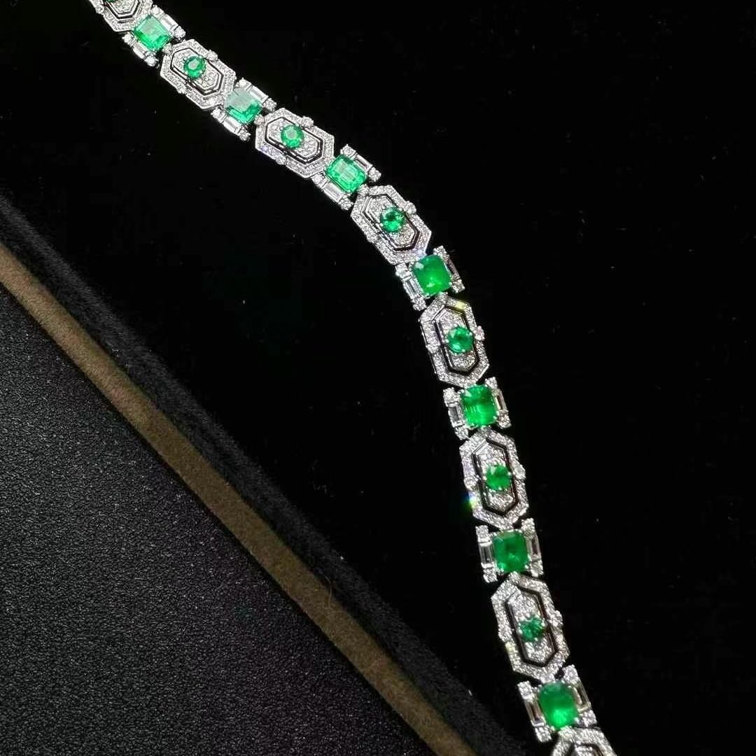 14k Gold 6.73 Ctw Vivid Green Natural Emerald & Diamond Bracelet: Ref:230935061 // gold content:14k gold // main gemstone:emerald // shape:multiply // carat weight:4. 65ct // color:vivid green // treatment:natural // // adjacent gemstone 2 : diamond // shape:multipl