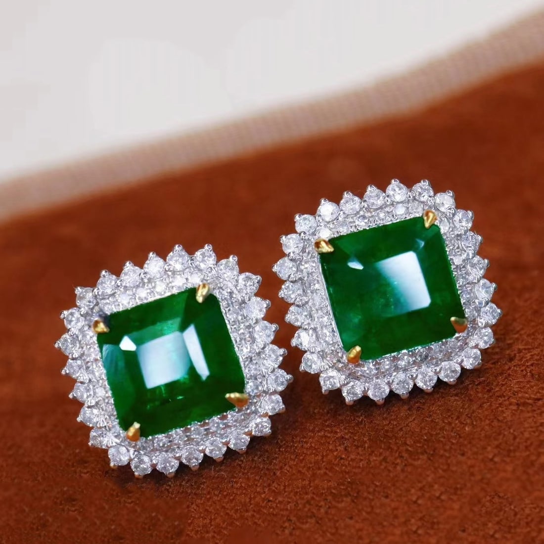 14k Gold 3.30 Ctw Vivid Green Natural Emerald & Diamond Earrings: Ref:230935076 // gold content:14k gold // main gemstone:emerald // shape:octagonal // carat weight:2. 72ct // color:vivid green // treatment:natural // // adjacent gemstone 2 : diamond // shape:round
