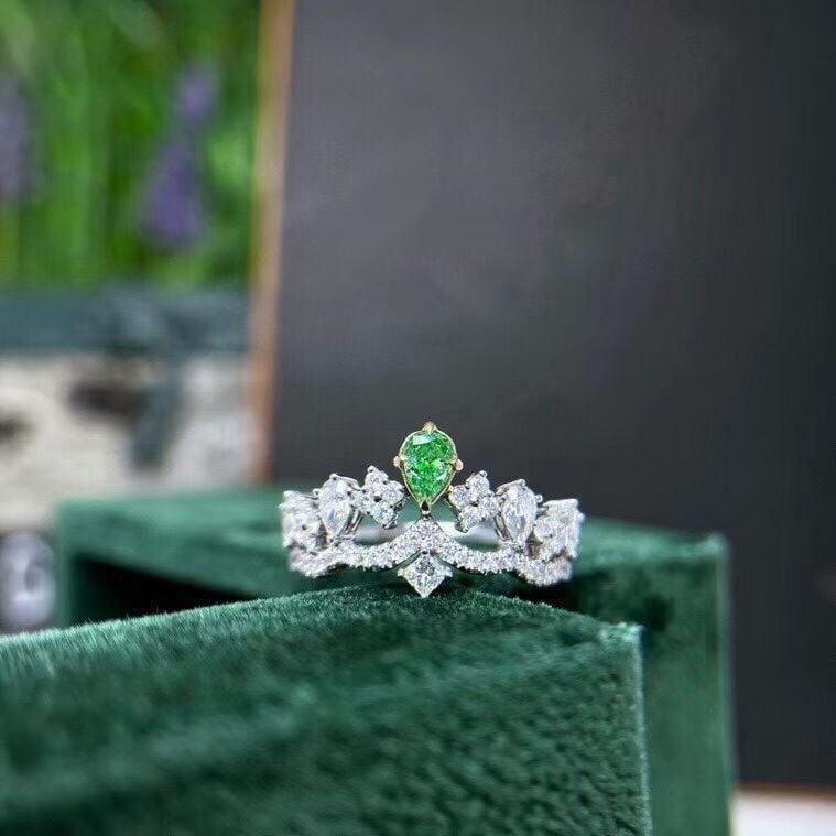 14k Gold 0.72 Ctw Natural Green Diamond & Diamond Ring: Ref:230935077 // gold content:14k gold // ring size:7. 25us // // main gemstone:green diamond // shape:pear // carat weight:0. 16ct // color:green // treatment:natural // // adjacent gemstone 2 :