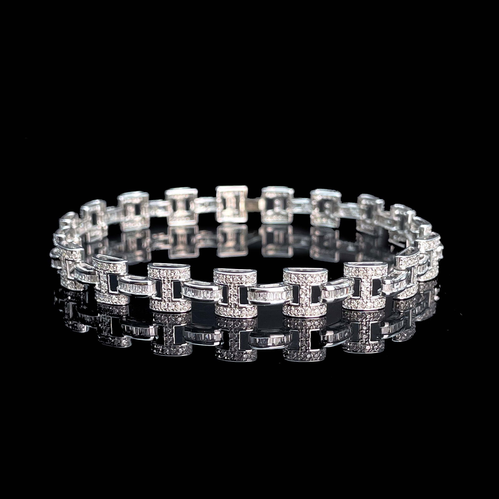 14k Gold 3.5 Ct Natural H Diamond Bracelet: Ref:230935081 // gold content:14k gold // main gemstone:diamond // shape:multiply // carat weight:3. 5ct // clarity grade:vs-si // color:h // treatment:natural // Condition: NewLow Estimate: