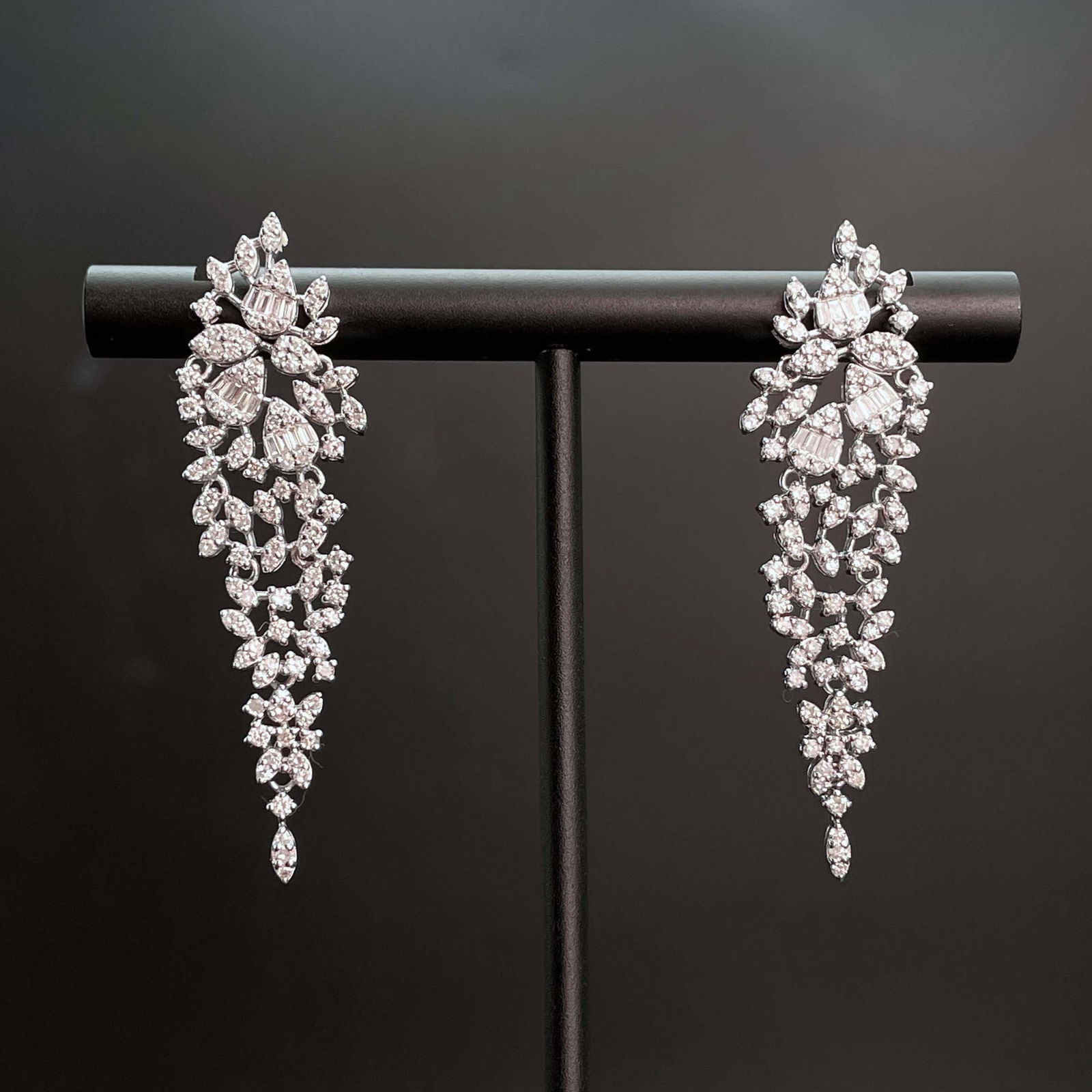 14k Gold 1.5 Ct Natural H Diamond Earrings: Ref:230935093 // gold content:14k gold // main gemstone:diamond // shape:multiply // carat weight:1. 5ct // clarity grade:vs-si // color:h // treatment:natural // Condition: NewLow Estimate: