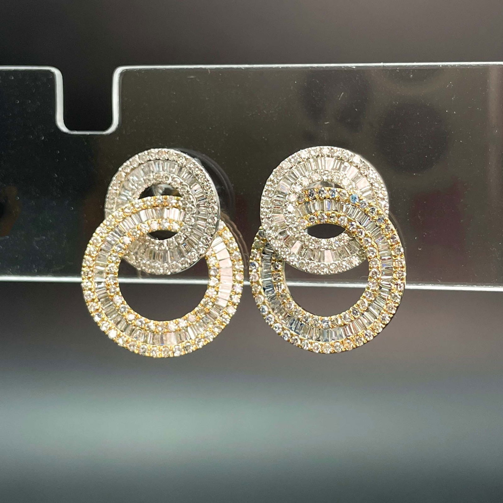 14k Gold 0.92 Ct Natural H Diamond Earrings: Ref:230935106 // gold content:14k gold // main gemstone:diamond // shape:multiply // carat weight:0. 92ct // clarity grade:vs-si // color:h // treatment:natural // Condition: NewLow Estimate: