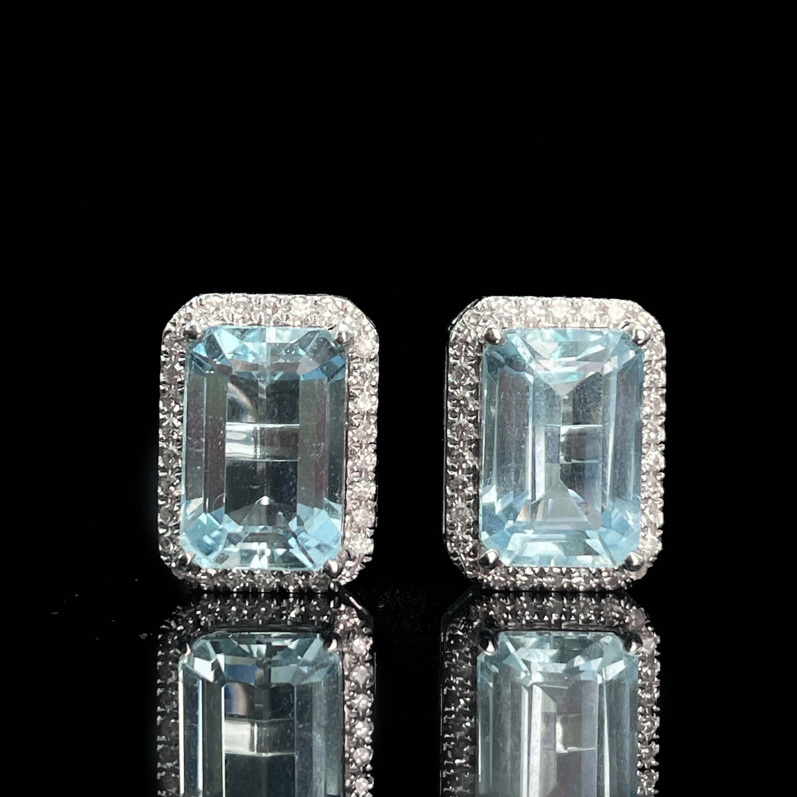14k Gold 3.40 Ctw Natural Aquamarine & Diamond Earrings: Ref:230935109 // gold content:14k gold // main gemstone:aquamarine // shape:octagonal // carat weight:3. 15ct // color:blue // treatment:natural // // adjacent gemstone 2 : diamond // shape:round