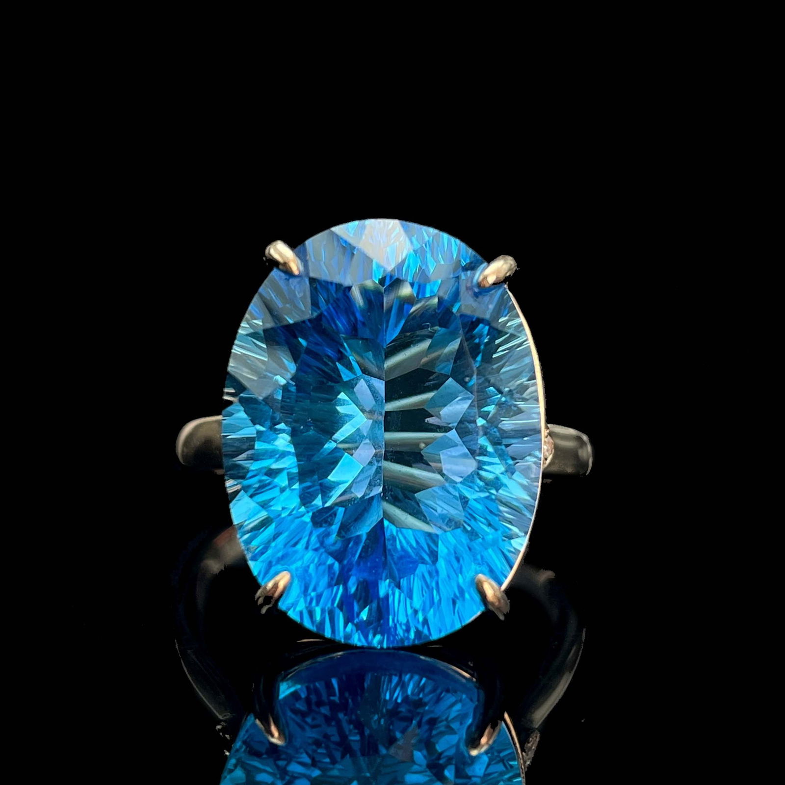 14k Gold 13.05 Ctw Natural Topaz & Diamond Ring: Ref:230935115 // gold content:14k gold // ring size:7. 25us // // main gemstone:topaz // shape:oval // carat weight:13. 00ct // color:blue // treatment:natural // // adjacent gemstone 2 : diamond // n