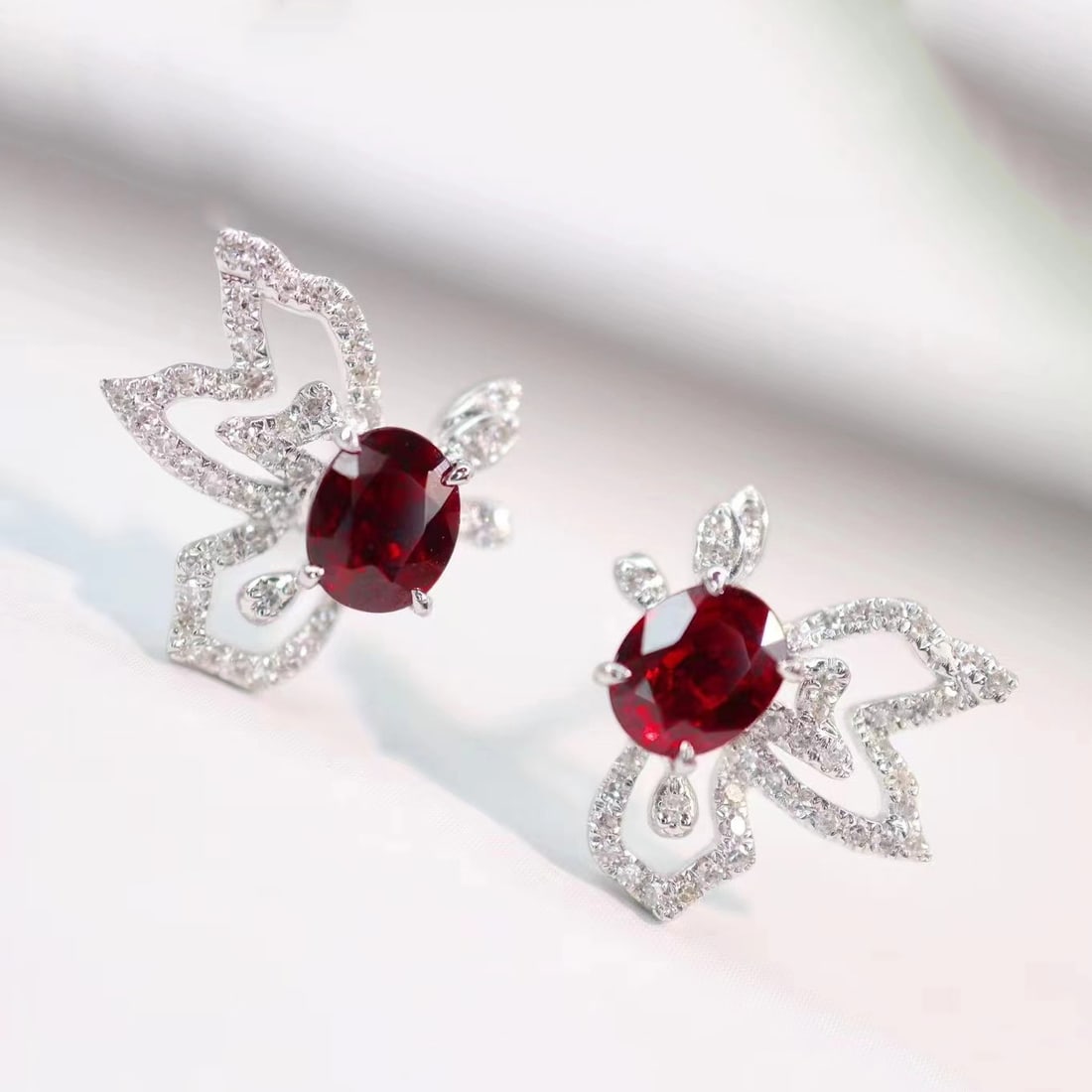 14k Gold 1.15 Ctw Vivid Red Natural Ruby & Diamond Earrings: Ref:230935123 // gold content:14k gold // main gemstone:ruby // shape:oval // carat weight:0. 90ct // color:vivid red // treatment:natural // // adjacent gemstone 2 : diamond // shape:round //