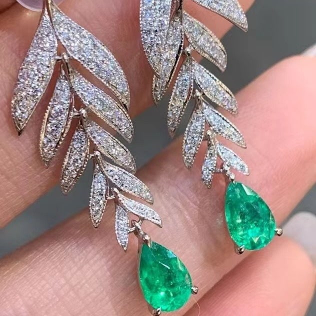 14k Gold 1.76 Ctw Vivid Green Natural Emerald & Diamond Earrings: Ref:230935204 // gold content:14k gold // main gemstone:emerald // shape:pear // carat weight:1. 05ct // color:vivid green // treatment:natural // // adjacent gemstone 2 : diamond // shape:round //