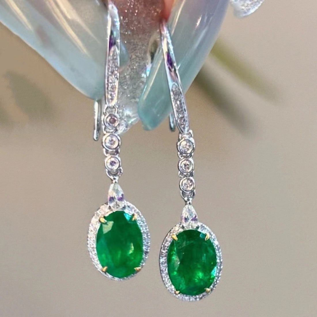 14k Gold 2 Ct Vivid Green Natural Emerald & Diamond Earrings: Ref:230935206 // gold content:14k gold // main gemstone:emerald // shape:oval // carat weight:2ct // color:vivid green // treatment:natural // // adjacent gemstone 2 : diamond // shape:round //