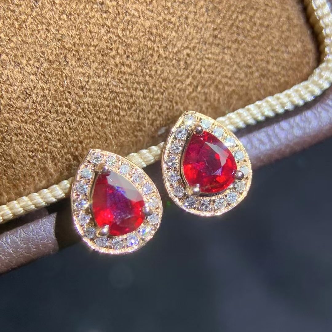 14k Gold 0.75 Ctw Natural Ruby & Diamond Earrings: Ref:230935220 // gold content:14k gold // main gemstone:ruby // shape:pear // carat weight:0. 5ct // color:pigeonblood red // treatment:natural // // adjacent gemstone 2 : diamond // shape:round // ca