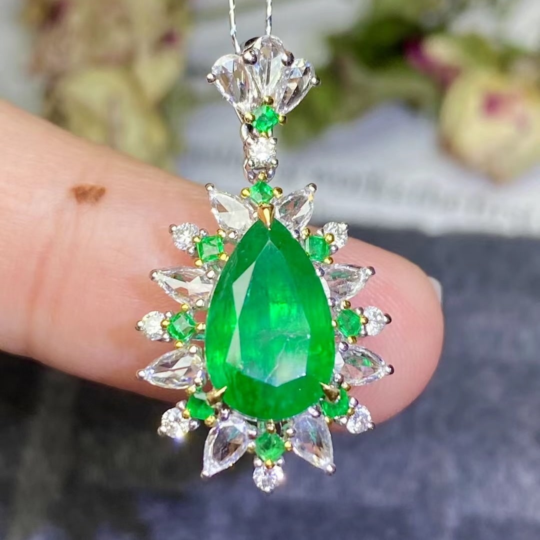 14k Gold 3.29 Ctw Vivid Green Natural Emerald & Diamond Pendant( Without Chain ): Ref:230935230 // gold content:14k gold // main gemstone:emerald // shape:pear // carat weight:2. 67ct // color:vivid green // treatment:natural // // adjacent gemstone 2 : diamond // shape:multiply //
