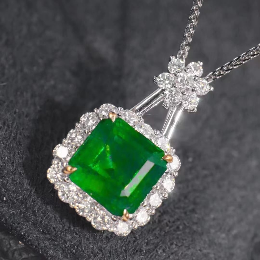 14k Gold 2.13 Ctw Vivid Green Natural Emerald & Diamond Pendant( Without Chain ): Ref:230935251 // gold content:14k gold // main gemstone:emerald // shape:octagonal // carat weight:1. 7ct // color:vivid green // treatment:natural // // adjacent gemstone 2 : diamond //