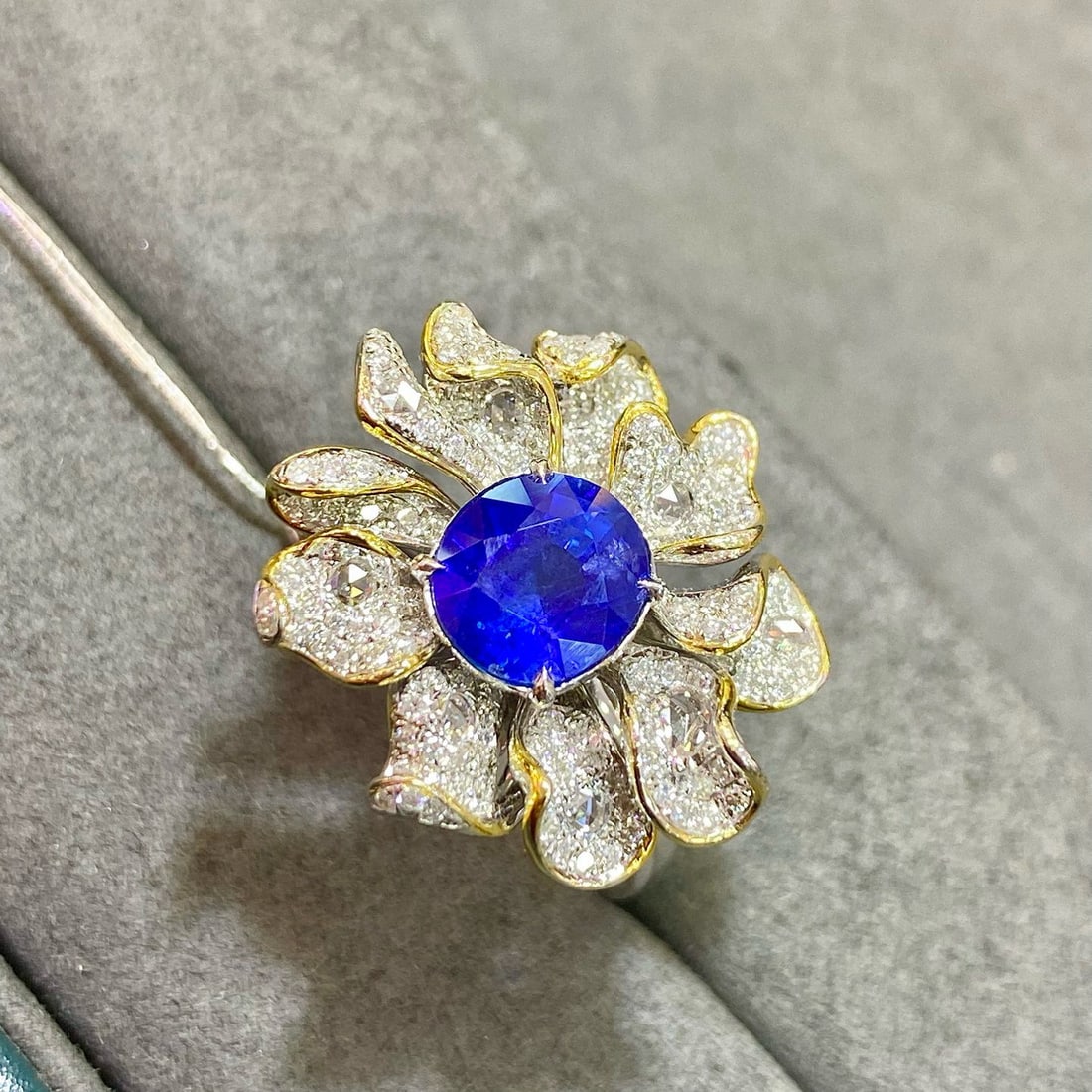 14k Gold 2.73 Ctw Vivid Blue Natural Sapphire & Diamond & Flowers Ring - 2
