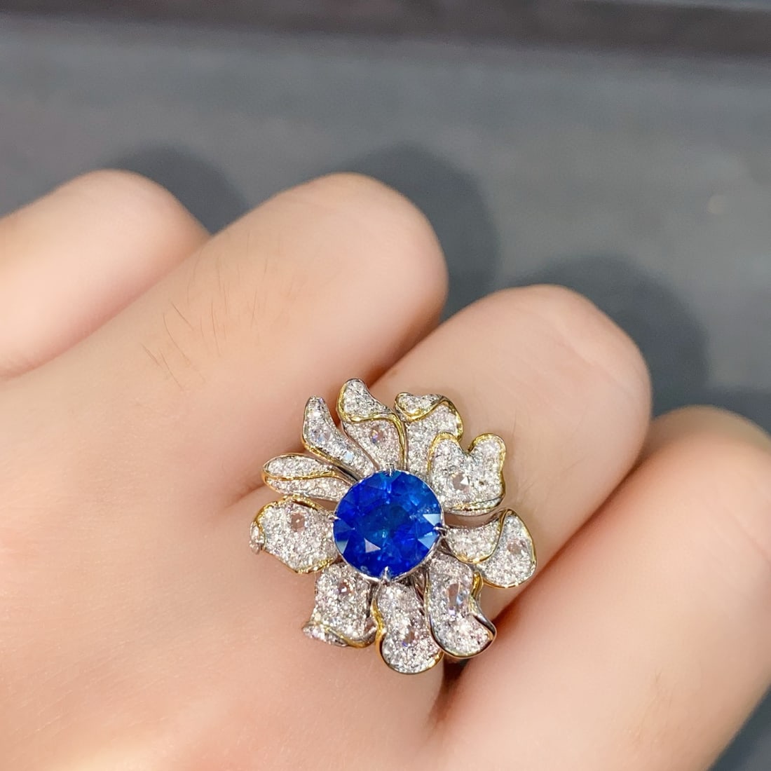 14k Gold 2.73 Ctw Vivid Blue Natural Sapphire & Diamond & Flowers Ring - 3